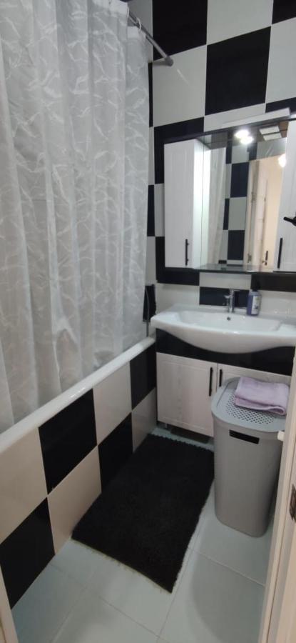 One Room With A Shared Bathroom Kişinev Dış mekan fotoğraf
